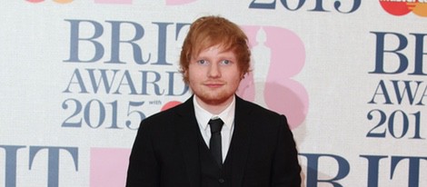 Ed Sheeran en la alfombra roja de los Brit Awards 2015