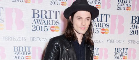 James Bay en la alfombra roja de los Brit Awards 2015