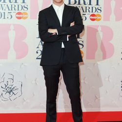 George Ezra en la alfombra roja de los Brit Awards 2015