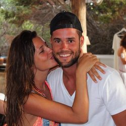 Malena Costa felicitando a Mario Suárez por su 28 cumpleaños