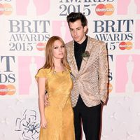 Joséphine de La Baume y Mark Ronson en la alfombra roja de los Brit Awards 2015