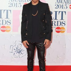 Lewis Hamilton en la alfombra roja de los Brit Awards 2015