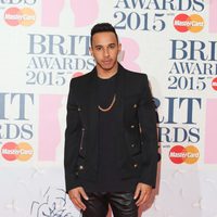 Lewis Hamilton en la alfombra roja de los Brit Awards 2015