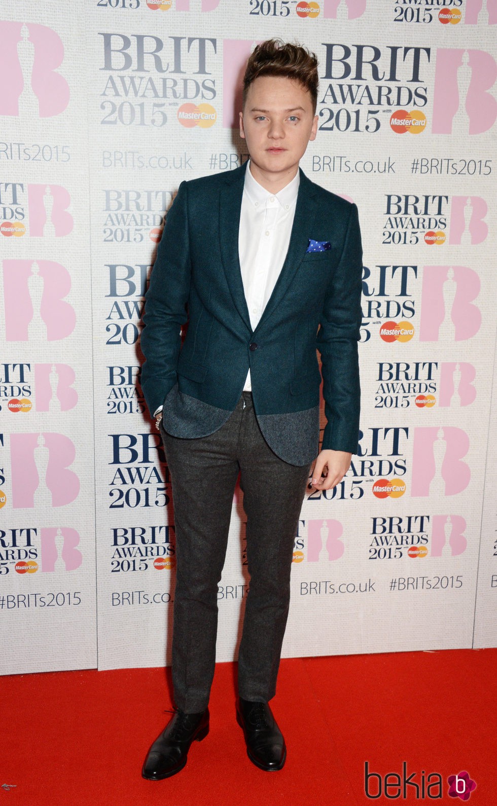 Conor Maynard en la alfombra roja de los Brit Awards 2015