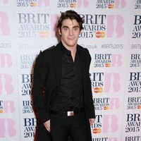 RJ Mitte en la alfombra roja de los Brit Awards 2015