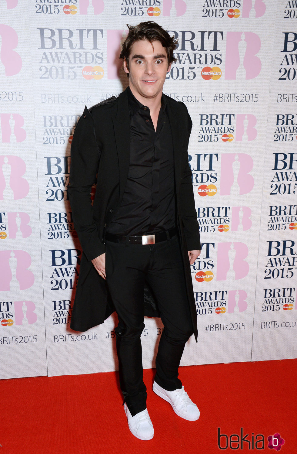 RJ Mitte en la alfombra roja de los Brit Awards 2015