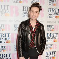 Nick Grimshaw en la alfombra roja de los Brit Awards 2015