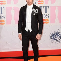 Nick Jonas en la alfombra roja de los Brit Awards 2015