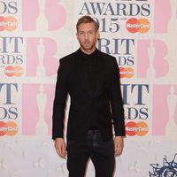 Calvin Harris en la alfombra roja de los Brit Awards 2015