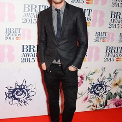 Jeremy Irvine en la alfombra roja de los Brit Awards 2015