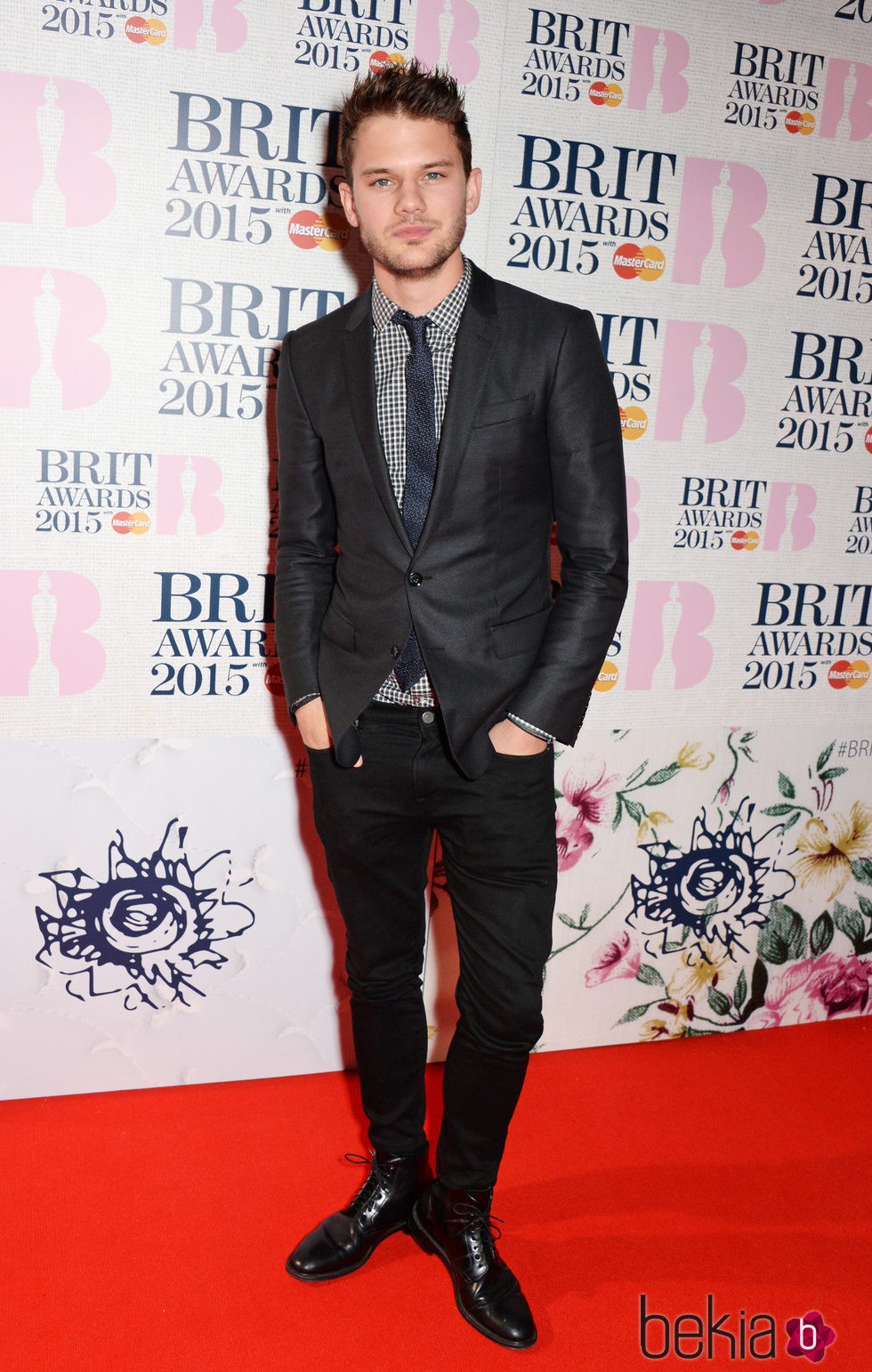 Jeremy Irvine en la alfombra roja de los Brit Awards 2015