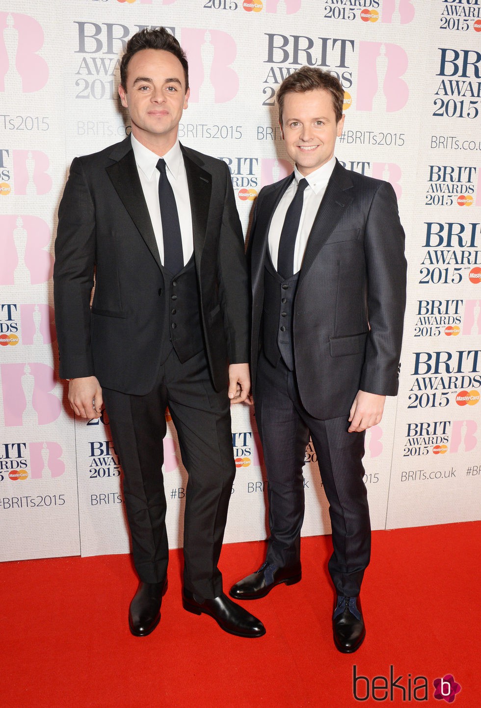 Anthony McPartlin y Declan Donnelly en la alfombra roja de los Brit Awards 2015