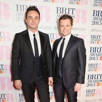 Anthony McPartlin y Declan Donnelly en la alfombra roja de los Brit Awards 2015