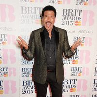 Lionel Richie en la alfombra roja de los Brit Awards 2015