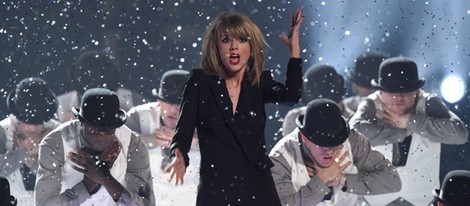 Taylor Swift actuando en los Brit Awards 2015