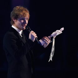 Ed Sheeran recogiendo el galardón a Mejor solista masculino británico en los Brit Awards 2015