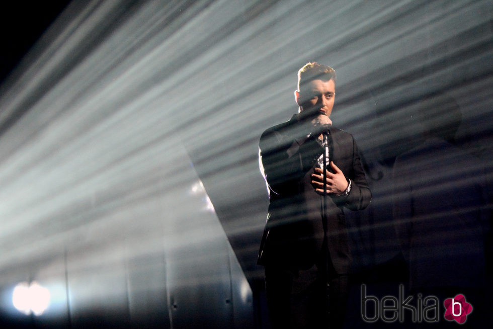 Sam Smith durante su actuación en los Brit Awards 2015