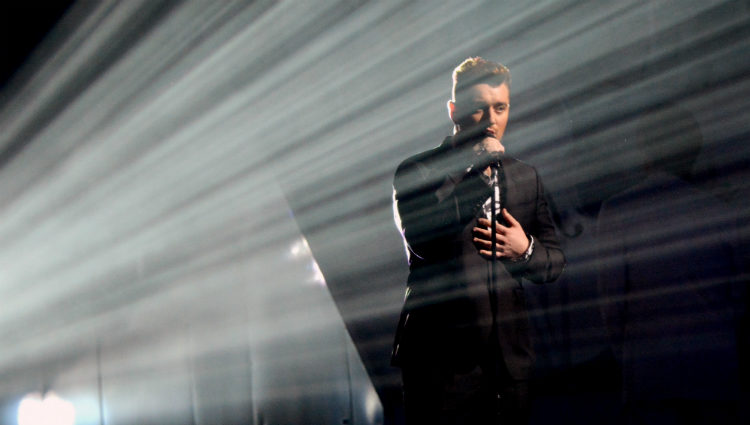 Sam Smith durante su actuación en los Brit Awards 2015