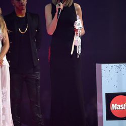 Taylor Swift recogiendo su premio de los Brit Awards 2015