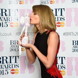 Taylor Swift besando su galardón de los Brit Awards 2015