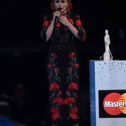 Paloma Faith emocionada recogiendo su galardón en los Brit Awards 2015