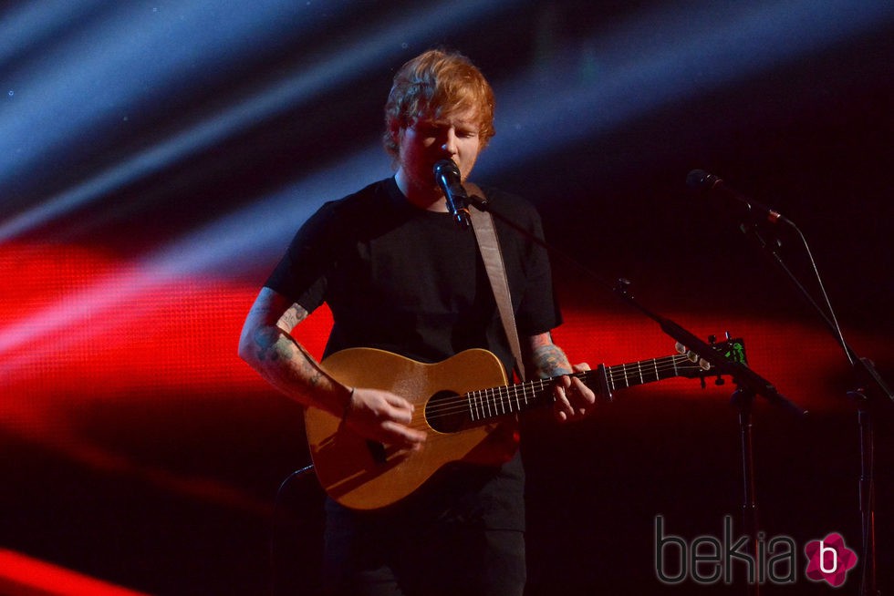 Ed Sheeran durante su actuación en los Brit Awards 2015