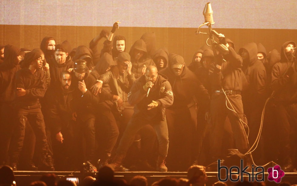 Kanye West durante su actuación en los Brit Awards 2015