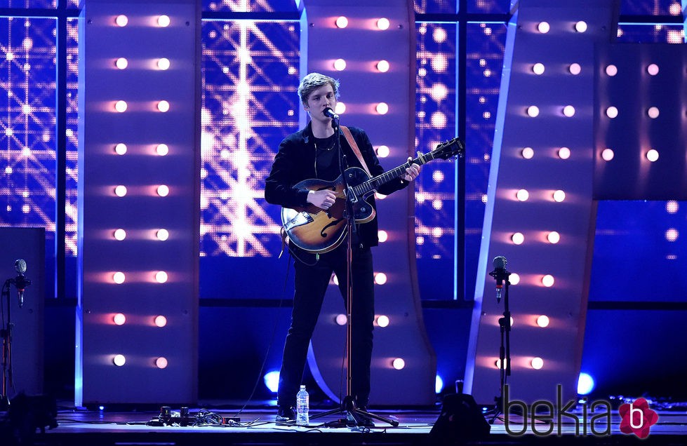 George Ezra durante su actuación en los Brit Awards 2015