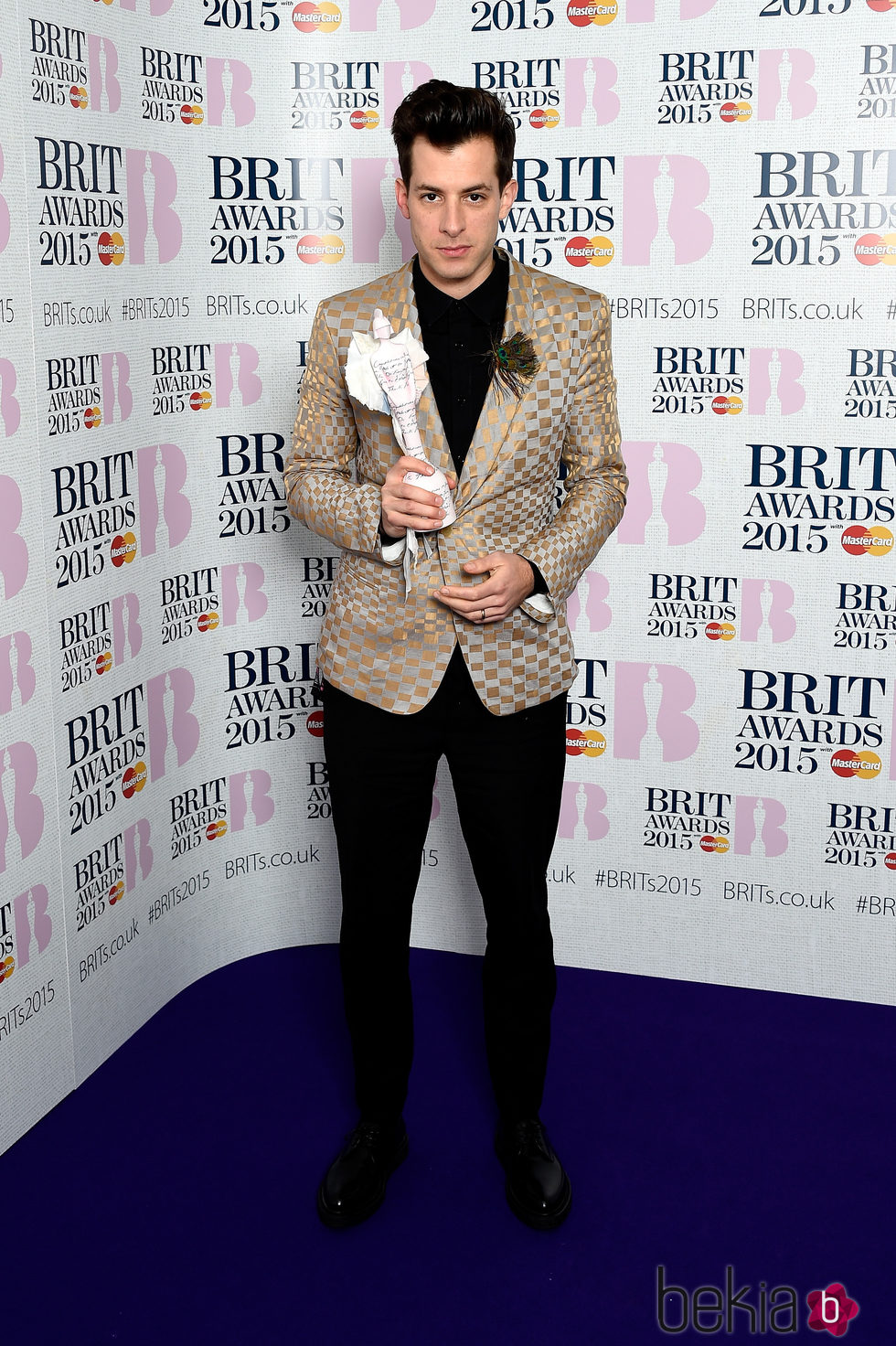 Mark Ronson posando su galardón de los Brit Awards 2015