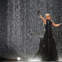 Paloma Faith actuando bajo la lluvia en los Brit Awards 2015