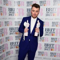 Sam Smith posando con sus galardones de los Brit Awards 2015