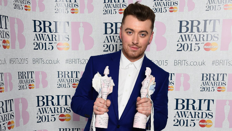 Sam Smith posando con sus galardones de los Brit Awards 2015