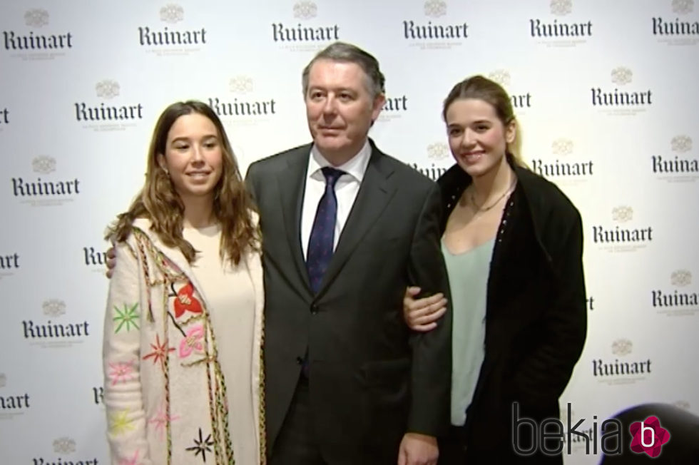 José María Michavila con sus hijas en la exposición de Genoveva Casanova