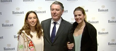 José María Michavila con sus hijas en la exposición de Genoveva Casanova