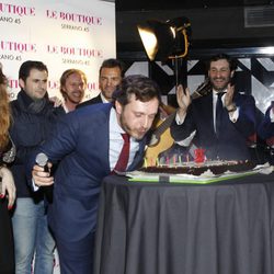 Juan Peña soplando las velas de su 35 cumpleaños