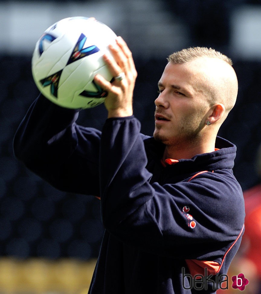 David Beckham con el corte de pelo 'mohicano' en 2001