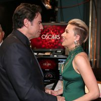 John Travolta y Scarlett Johansson en el backstage de los Oscar 2015