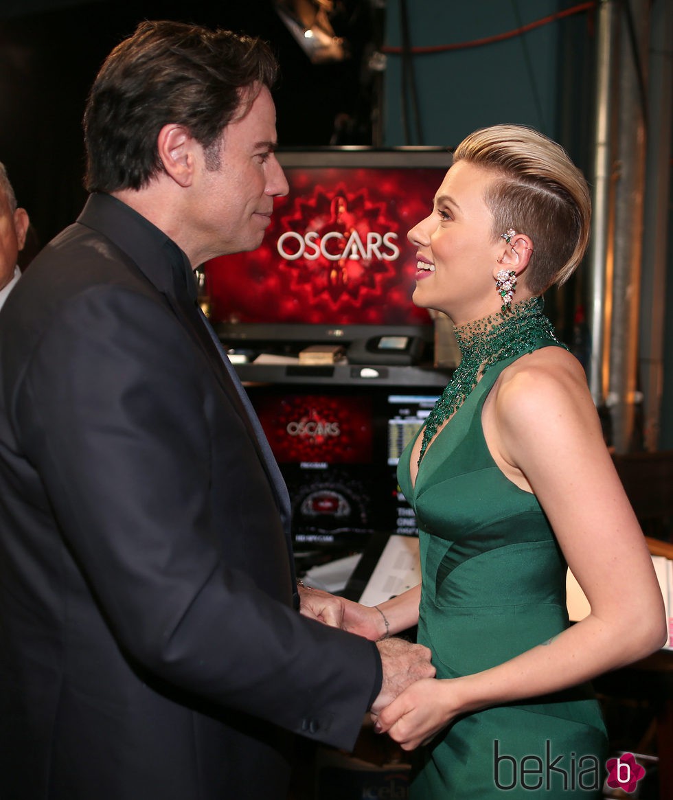 John Travolta y Scarlett Johansson en el backstage de los Oscar 2015