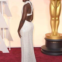 Lupita Nyong'o con un vestido de Calvin Klein en la alfombra roja de los Oscar 2015