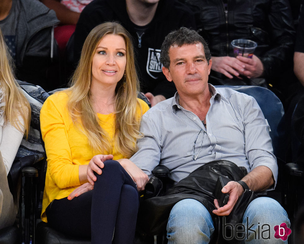 Antonio Banderas y Nicole Kimpel asisten a un partido de baloncesto en Los Angeles