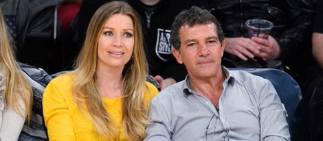 Antonio Banderas y Nicole Kimpel asisten a un partido de baloncesto en Los Angeles