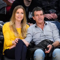 Antonio Banderas y Nicole Kimpel asisten a un partido de baloncesto en Los Angeles