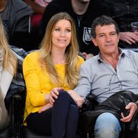 Antonio Banderas y Nicole Kimpel asisten a un partido de baloncesto en Los Angeles