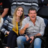 Antonio Banderas se ríe con Barbara y Nicole Kimpel en un partido de baloncesto 