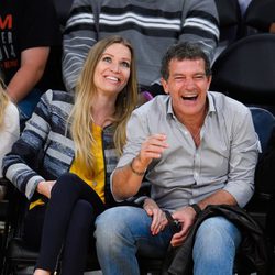 Antonio Banderas se ríe con Barbara y Nicole Kimpel en un partido de baloncesto 