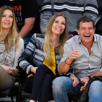 Antonio Banderas se ríe con Barbara y Nicole Kimpel en un partido de baloncesto 