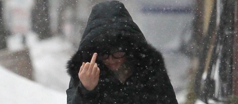 Jennifer Lawrence dedica una peineta a los fotógrafos durante un día invernal en Boston