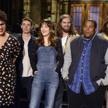 Dakota Johnson junto a miembros del equipo del 'SNL'