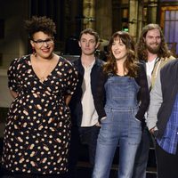 Dakota Johnson junto a miembros del equipo del 'SNL'