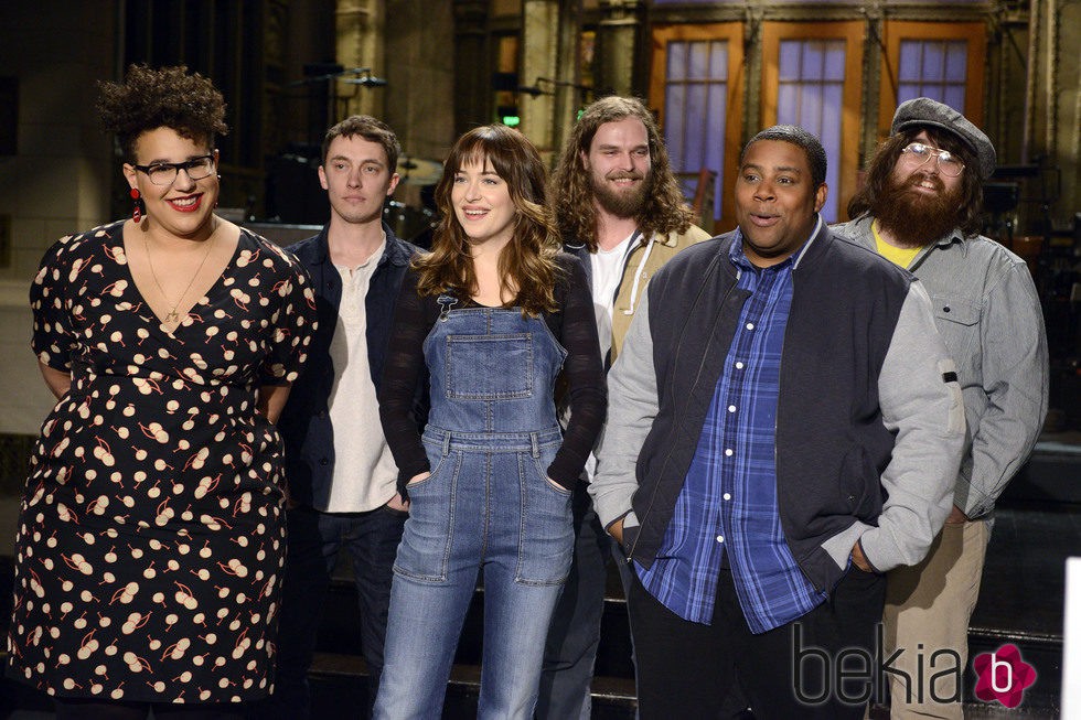 Dakota Johnson junto a miembros del equipo del 'SNL'